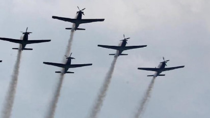 7 Pesawat TNI AU Manuver Udara Aerobatic di Langit Lampung