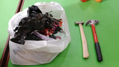 Jemaah Haji Asal Jawa Timur Ada yang Bawa Palu dan Paku, Ini Fungsinya