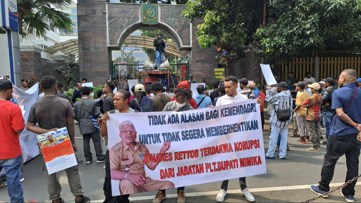 Aliansi Masyarakat dan Mahasiswa Geruduk Kejagung Desak Pengusutan Kasus Korupsi Helikopter
            - galeri foto