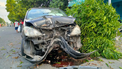 Sopir Ngantuk, Mobil Innova Tabrak Pohon di Madiun, 3 Luka-luka