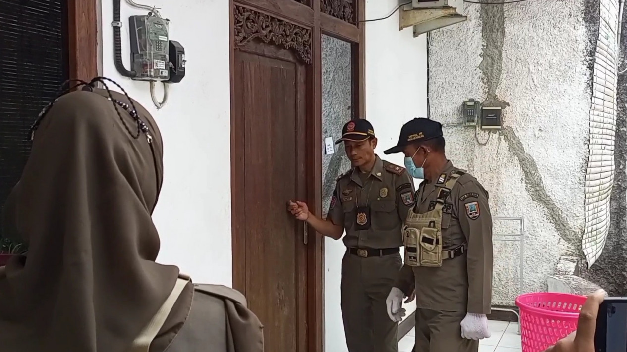 Gelar Razia Kos-kosan, Satpol PP Rembang Jaring Enam Pasangan Tidak Resmi
            - galeri foto