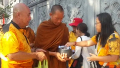 Awali Perayaan Waisak, Puluhan Biksu Lakukan Pindapata di Magelang