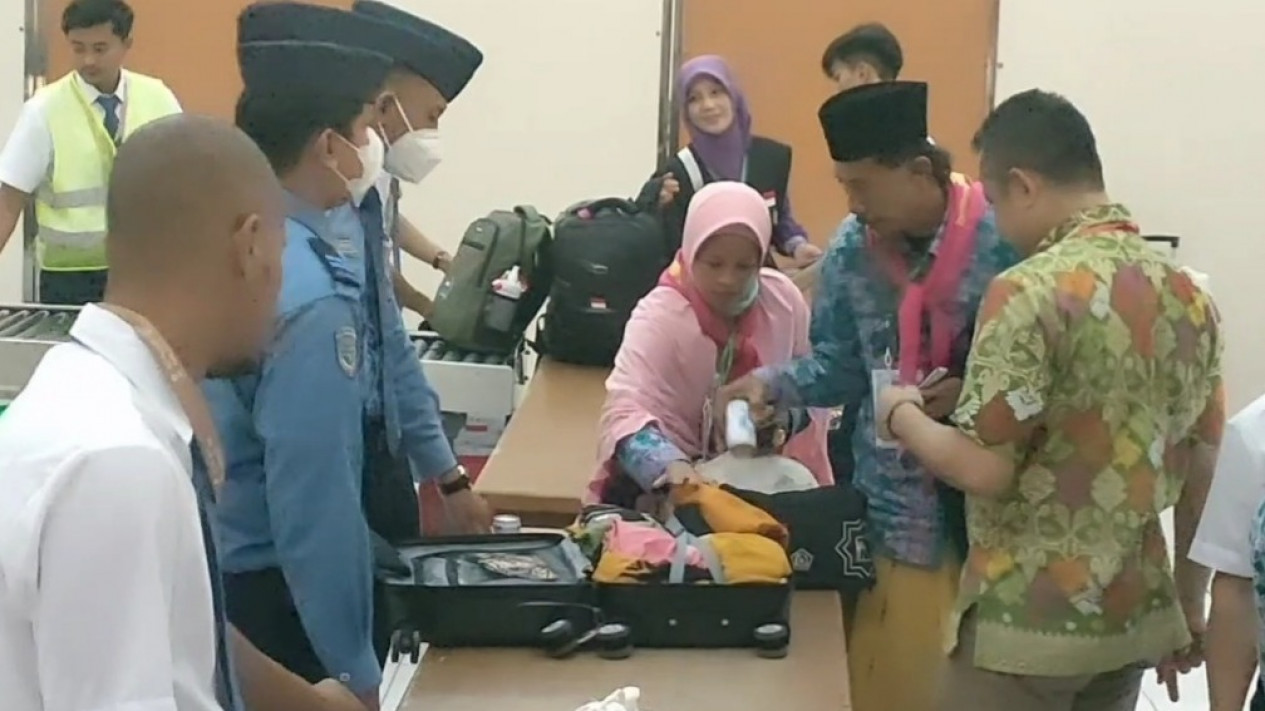 Petugas X-ray Asrama Haji Bekasi Sita Gunting Hingga Paku Milik Jemaah Calon Haji yang Akan Terbang ke Tanah Suci
            - galeri foto