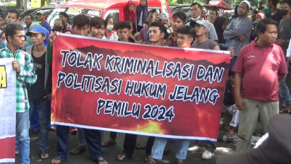 Demo di Gedung DPRD Sumut, Ratusan Massa Tolak Kriminalisasi dan Politisasi Hukum Jelang Pemilu 2024. Berikut 5 Poin Tuntutannya