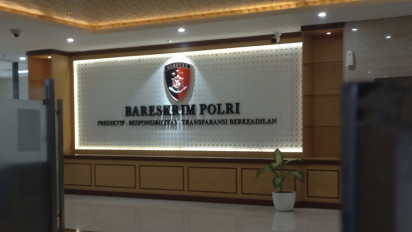 Alvin Lim Diperiksa Kasus ITE, Istrinya Nangis di Depan Mabes Polri