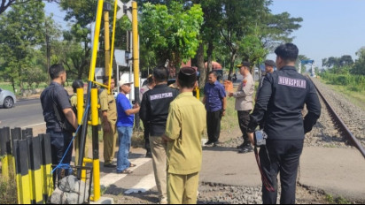 Cegah Kecelakaan Kereta Api, Warga Probolinggo Swadaya Bangun Tiga Palang Pintu Perlintasan Rel