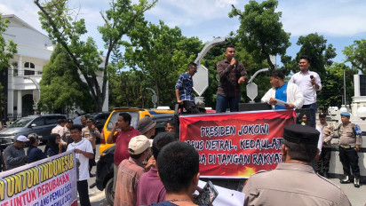 Jokowi Cawe-cawe Jelang Pilpres 2024, Warga Sumut Demo Depan Kantor Gubsu