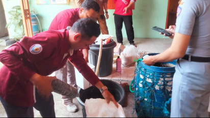 Tak Dapat Pupuk Subsidi, Petani Tambak di Gresik Terpaksa Belajar Sendiri Bikin Pupuk