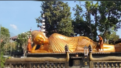 Tradisi Memandikan Patung Buddha Tidur Jelang Tri Suci Waisak