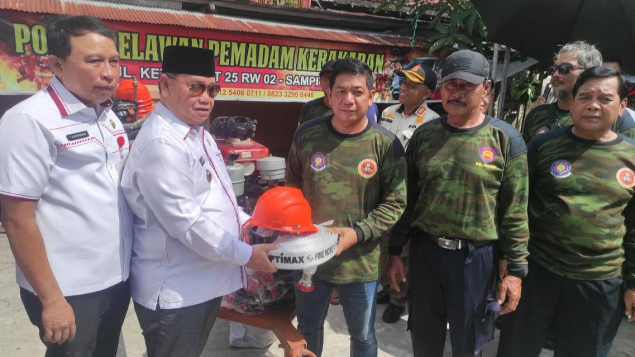 Pemkab Kotawaringin Timur Bantu Peralatan Pemadam Kebakaran Kepada Relawan Swadaya
            - galeri foto