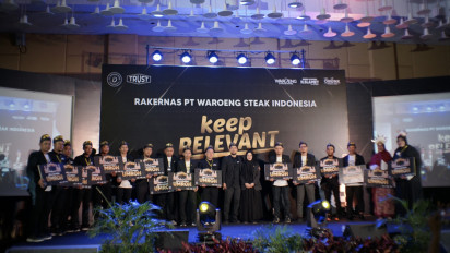 Apresiasi Kinerja Karyawan, Waroeng Steak & Shake Kembali Berikan Hadiah Ibadah Umrah Gratis Puluhan Karyawan
