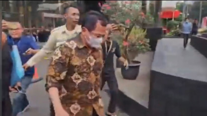 Usai Diperiksa KPK, Sekjen DPR Indra Iskandar Coba 'Kabur' Hindari Wartawan