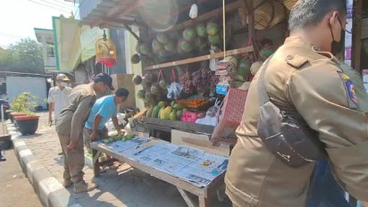 Bandel! Lapak di Trotoar Jalan KH Nawawi Mojokerto, Ditertibkan Satpol PP