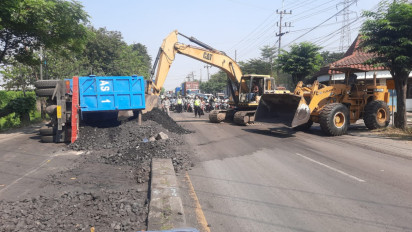 Dump Truk Muat Batubara Terguling, Jalur Utama Surabaya - Mojokerto Alami Kemacetan Panjang