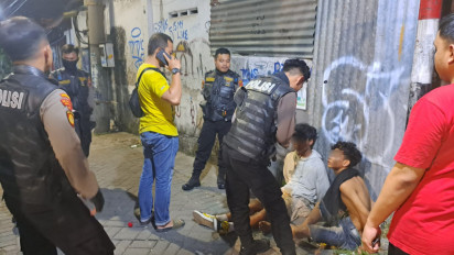 Diduga Gangster, Tim Patroli Polrestabes Surabaya Amankan Pemuda Bersajam