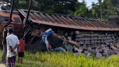 Hindari Minibus, Truk Tronton Angkut Mie Instan Terbalik di Aceh Timur