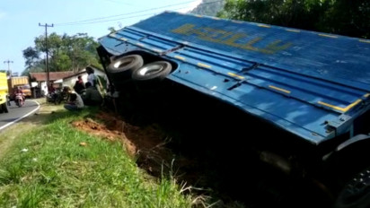 Truk Kontainer Bermuatan Saus Terguling di Jalur Gentong Tasikmalaya Hingga Masuk Jurang, Seluruh Muatan Tumpah