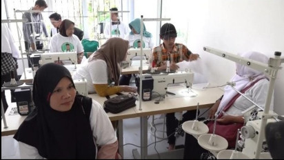 Relawan Ganjar Kiai Muda Jatim Gelar Pelatihan Menjahit untuk Santri di Bojonegoro