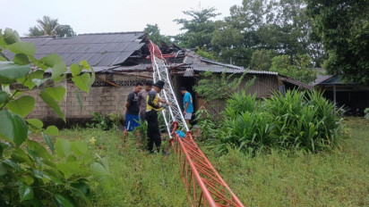 Dihantam Angin, Tower Radio Tumbang Timpa Rumah di Asrama Polisi Tanjungpinang