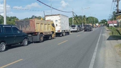 Antrean Panjang di SPBU Meulaboh Akibat Kelangkaan Solar, Pengendara Terjebak Macet Berjam-jam