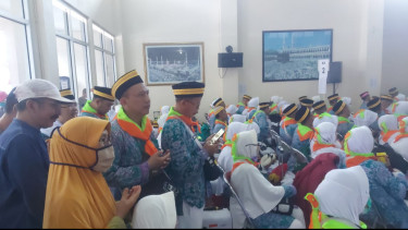 Suasana Haru Iringi Pemberangkatan Ratusan Calon Haji di Tasikmalaya, Bahagia Bisa Berangkat Usai Terhalang Covid-19