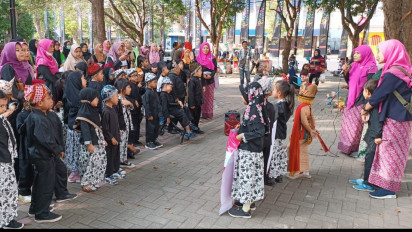 Peringati Hari Pancasila, Puluhan Siswa PAUD di Banyuwangi Parade Busana Adat Osing 