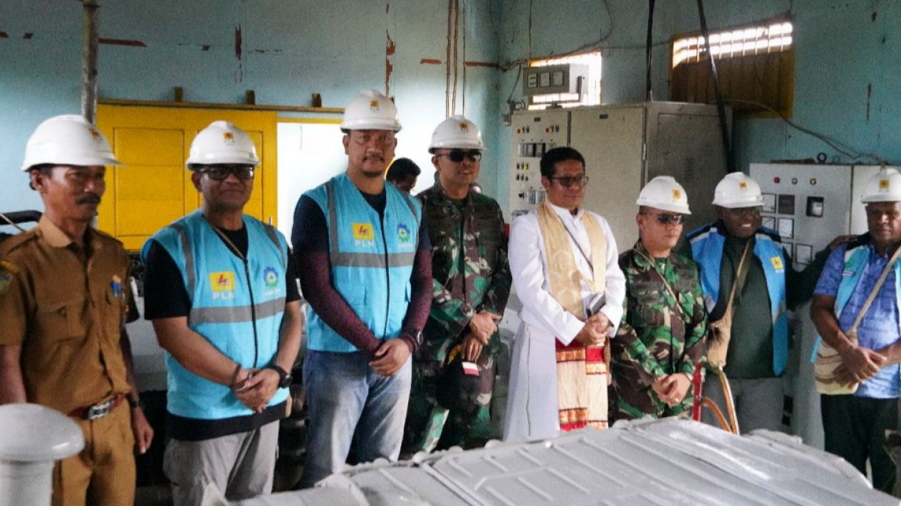 Pj Bupati Mappi Resmikan Listrik di Empat Kampung, Kini Menyala 12 Jam Sehari
            - galeri foto