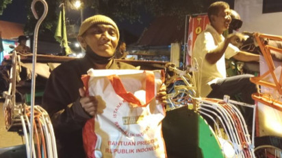 Rejeki Nomplok! Tukang Becak Dapat Sembako dari Jokowi