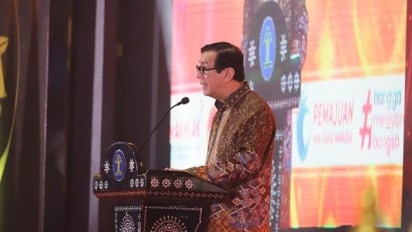 Menkumham Yasonna Berikan Penghargaan Kepada 294 Kepala Desa yang Berhasil Selesaikan Sengketa Hukum