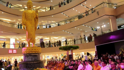 Patung Budha Tertinggi di Vesak Festival di Mall, Wali Kota Surabaya Harap Kuatkan Surabaya sebagai Kota Toleransi