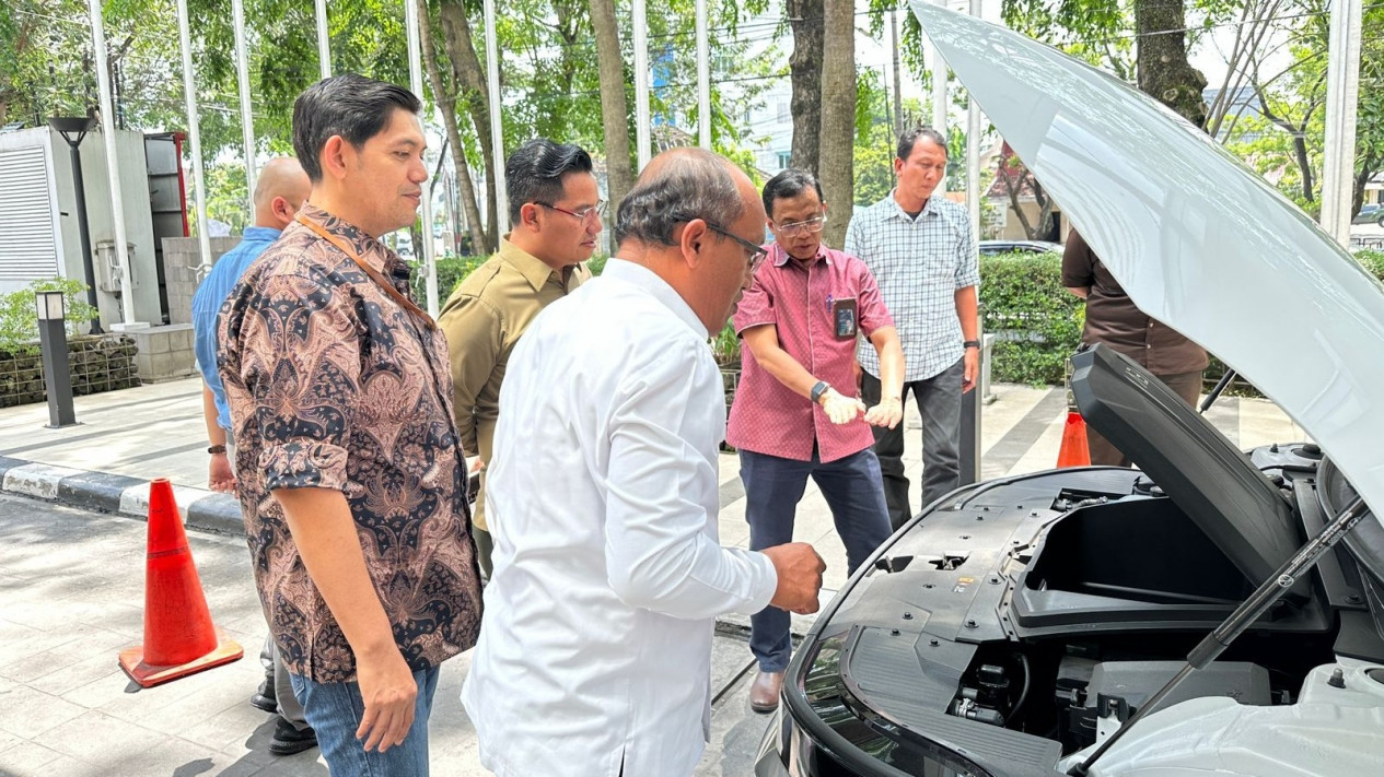 PLN Kenalkan Mobil Listrik ke Stakeholder
            - galeri foto