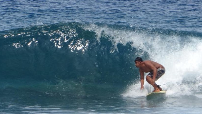 Libur Panjang, Ratusan Wisatawan Asing Membanjiri Pantai Simeulue untuk Surfing
