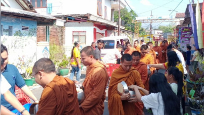 Umat Muslim Menguatkan Kerukunan dengan Mengikuti Tradisi Pindapata Umat Buddha di Kota Batu