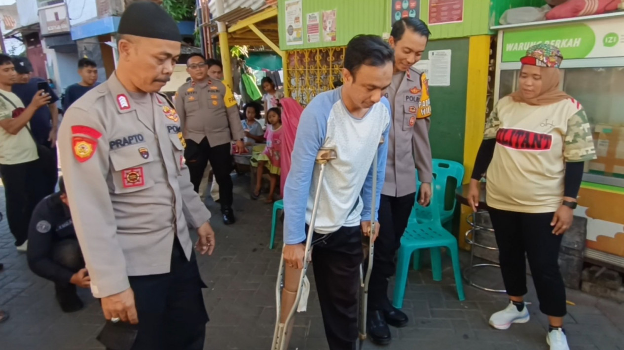 Polisi RW Polsek Simokerto Surabaya, Blusukan Kampung Serahkan Kaki Palsu untuk Warga Disabilitas
            - galeri foto