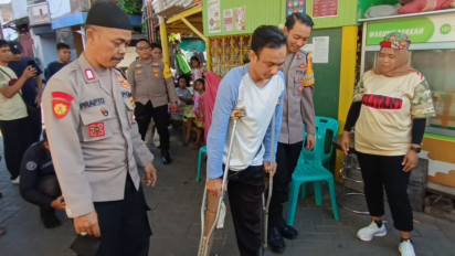 Polisi RW Polsek Simokerto Surabaya, Blusukan Kampung Serahkan Kaki Palsu untuk Warga Disabilitas