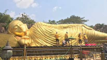 Toleransi Beragama, Prosesi Memandikan Patung Buddha Tidur di Mojokerto Libatkan Umat Muslim