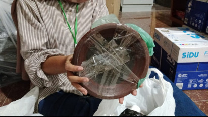 Petugas Embarkasi Surabaya Temukan Cobek dan Powerbank Lebihi Kapasitas di Barang Bawaan Jemaah Haji