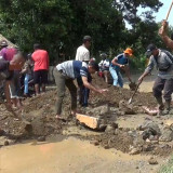 5 Tahun Tak Kunjung Diperbaiki Pemerintah, Warga Tebo Swadaya Perbaiki Jalan Rusak dengan Material Bekas Bangunan Masjid