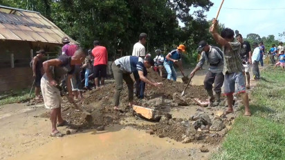 5 Tahun Tak Kunjung Diperbaiki Pemerintah, Warga Tebo Swadaya Perbaiki Jalan Rusak dengan Material Bekas Bangunan Masjid
