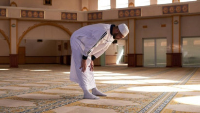 Hidup Sangat Sulit dan Rezeki Seret, Ini Solusinya Cukup Baca 1 Amalan Menurut Ustaz Adi Hidayat