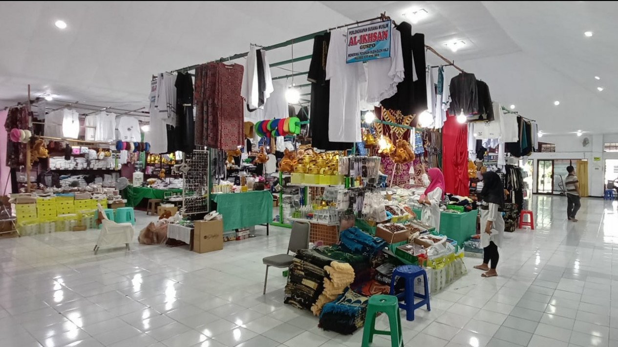 Pedagang Oleh-Oleh Haji di Embarkasi Solo Sepi Pembeli, Omzet Turun 20 Persen
            - galeri foto