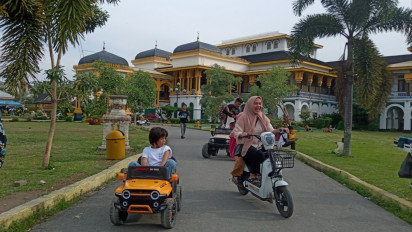 Libur Panjang, Istana Maimun Ramai Dikunjungi Wisatawan di Kota Medan