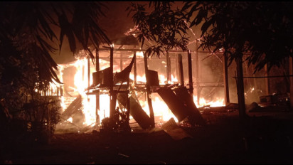 Diduga Korsleting Listrik, Rumah Panggung di Takalar Ludes Terbakar