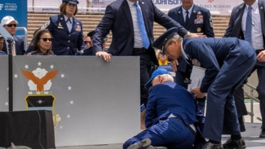 Presiden Joe Biden Tersungkur di Acara Kelulusan Akademi Angkatan Udara AS di Colorado