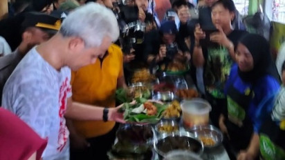 Safari Politik di Cirebon, Ganjar Pranowo Akui Ikan Asin Jambal Roti Cirebon Paling Enak