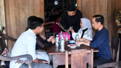 Presiden Jokowi dan Ibu Iriana Berakhir Pekan di Warung Kopi Klotok Yogyakarta