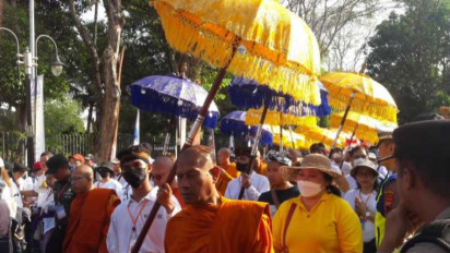 Umat Buddha Berjalan Dari Candi Mendut ke Borobudur Jelang Waisak