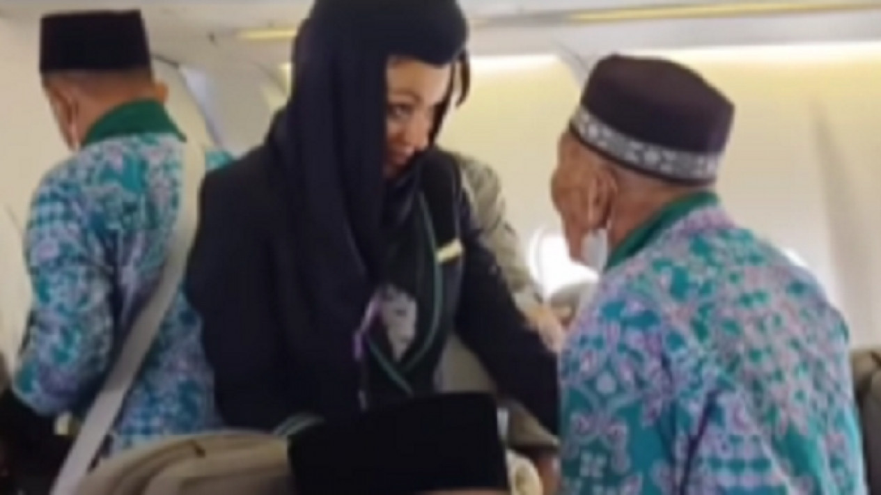 Viral! Lupa Memberi Makan Ayam Peliharaan, Calon Haji Lansia Asal Majalengka Minta Turun dari Pesawat
            - galeri foto