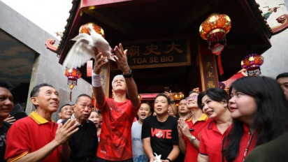 Ganjar Pranowo Lari Pagi di Kawasan Glodok Jakarta, Lepas 54 Burung Gereja dan 2 Merpati