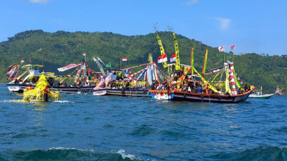 Prigi Beach Carnival, Ribuan Warga Trenggalek Tumpah Ruah di Tradisi Sedekah Laut Larung Sembonyo